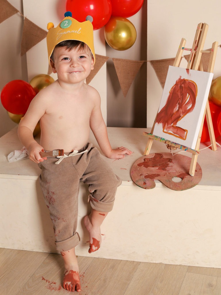 Niño de dos años con una corona de cumpleaños